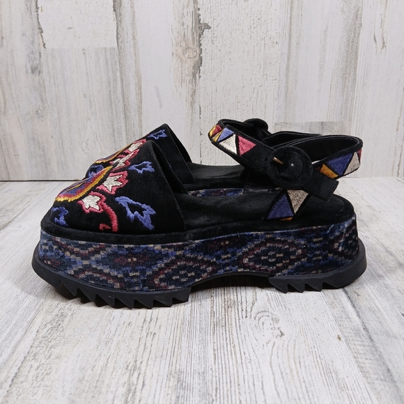 New without box 
Farm Rio Black Closed Toe Platform Sandals #1409 - Picture 1 of 11